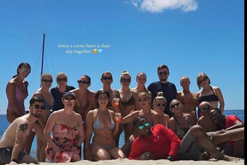 Eine Gruppe von Menschen am Strand bei blauem Himmel. 4