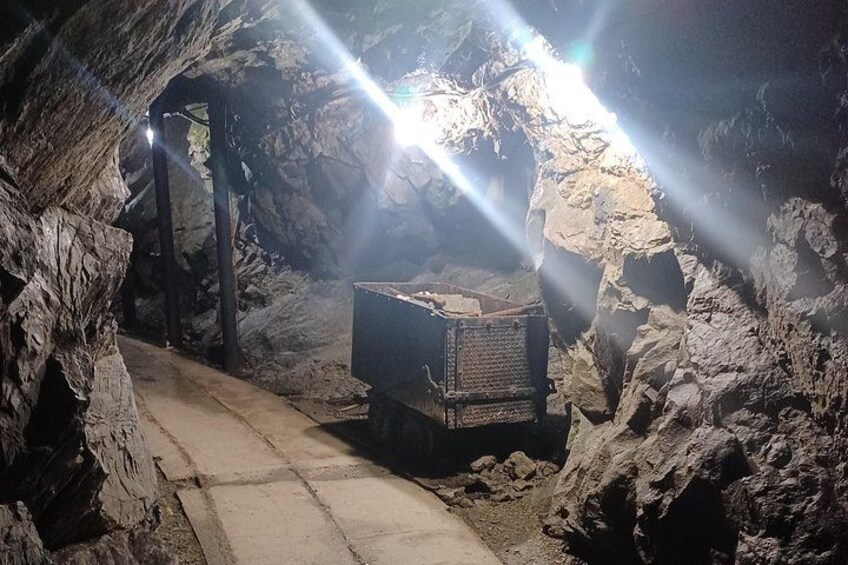 En tunnel med en stor gravemaskine og en betonkonstruktion. 1