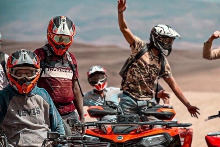 Un grupo de personas en vehículos todoterreno en un paisaje desértico. 1