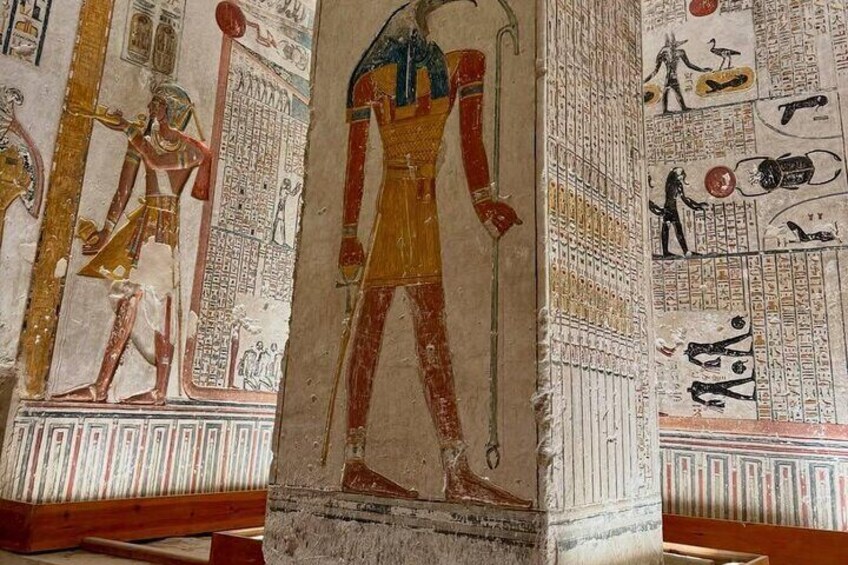 Un mur orné de hiéroglyphes et de fresques de l’Égypte ancienne. 4