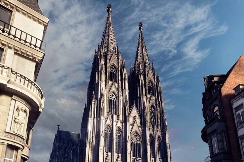 Eine gotische Kathedrale mit aufwendigen Spitzen und feingliedrigem Steinmetzwerk. 5