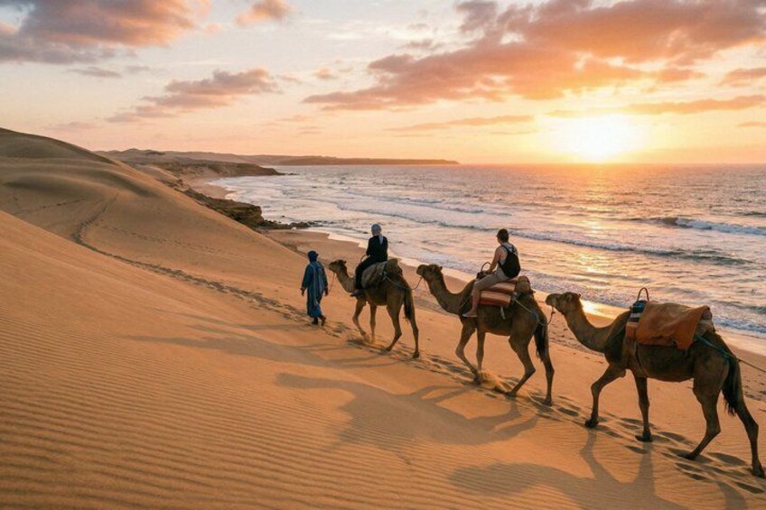 Paesaggio desertico con dune di sabbia e un tramonto sull'oceano. 5