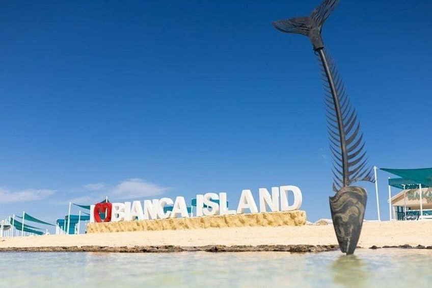 Un panneau indiquant « ÎLE FIANCA », avec un grand squelette de poisson en premier plan. 1