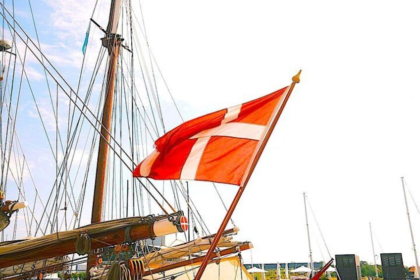 Eine Flagge an einem Schiff, Takelage und Teile der Schiffsstruktur. 3