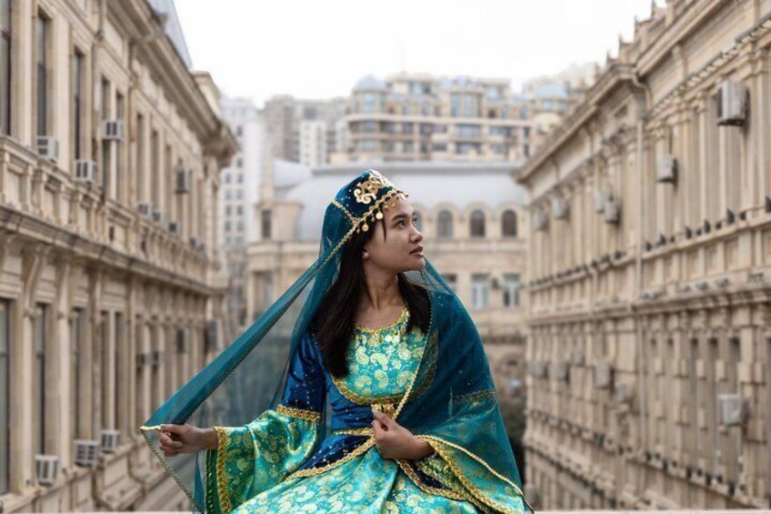 Baku: Old City Cultural Photoshoot in Azerbaijani Dress 4