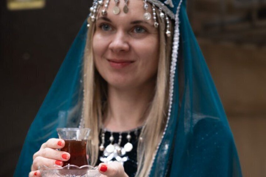 Baku: Old City Cultural Photoshoot in Azerbaijani Dress 3