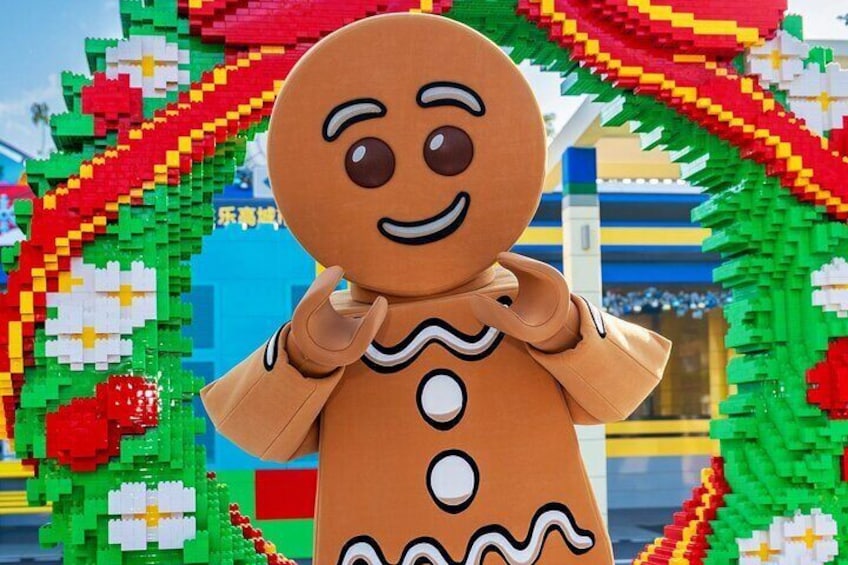 Una figura de hombre de jengibre frente a un árbol de Navidad de LEGO. 2