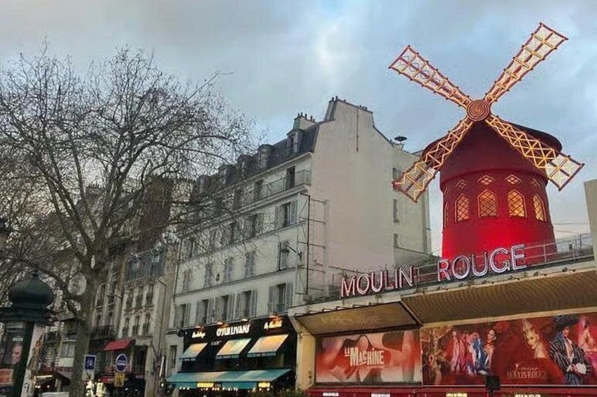 Un moulin à vent, le Moulin Rouge et une enseigne de théâtre. 1