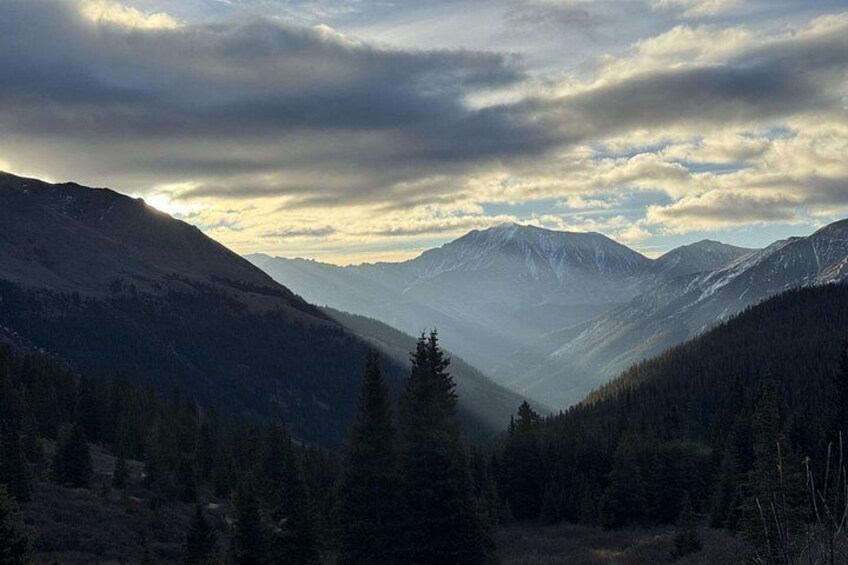Un paisaje montañoso con bosques densos y un valle. 3