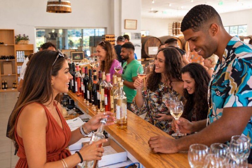 Een bar met diverse flessen en glazen. 4