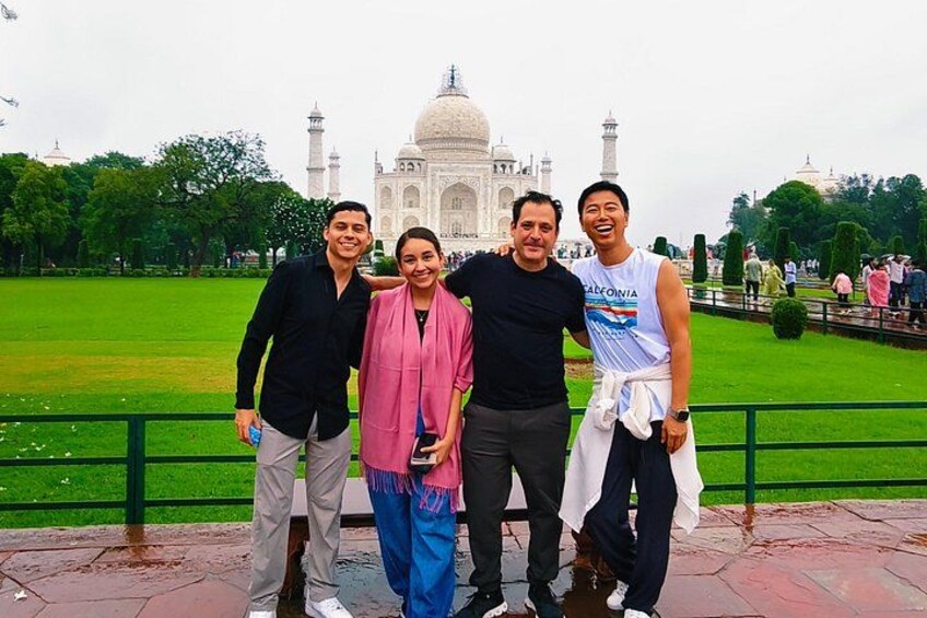 A group of people standing in front of the Taj Mahal. 1