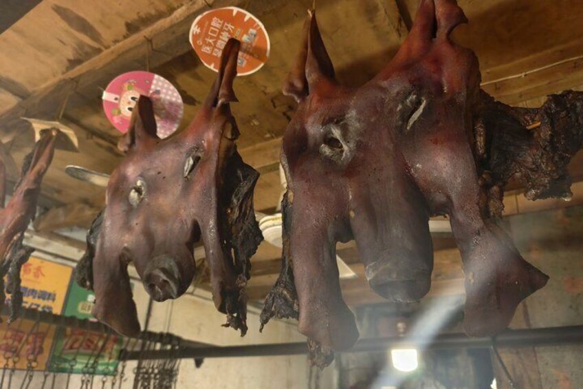 Gebratene Schweineköpfe werden in einem Laden ausgestellt. 4