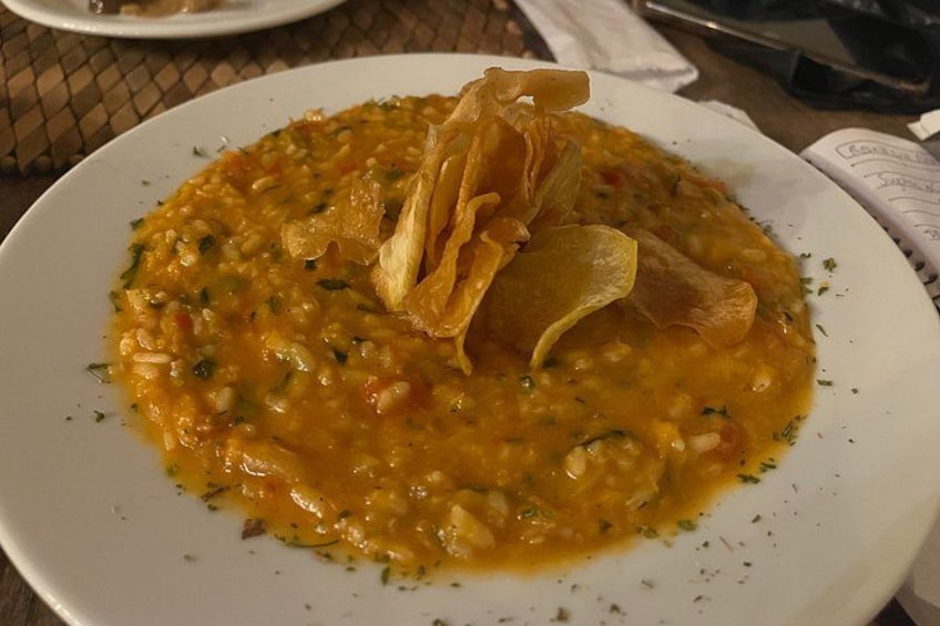 Une assiette de soupe aux lentilles, garnie d’un morceau de tortilla. 5