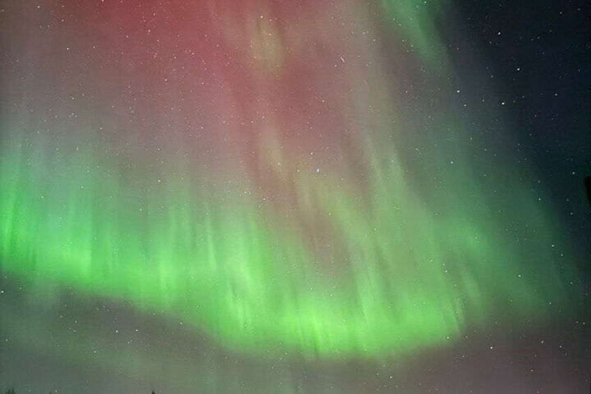 Nordlichter mit grünen und roten Farbtönen. 4