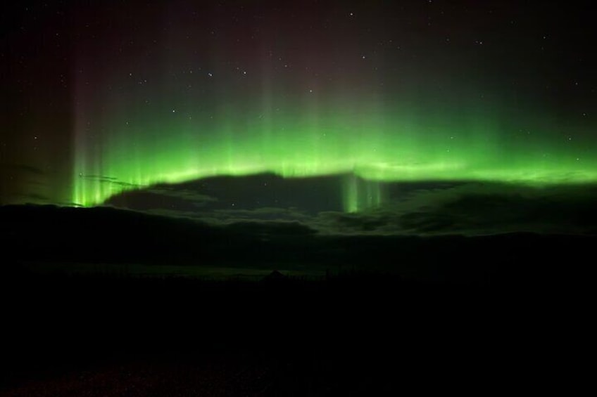 Nordlichter über einer verschneiten Landschaft. 1