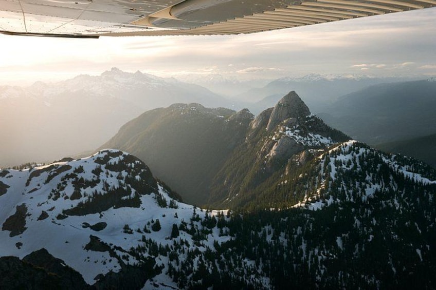 Un paysage montagneux aux sommets enneigés, sous un ciel dégagé. 5