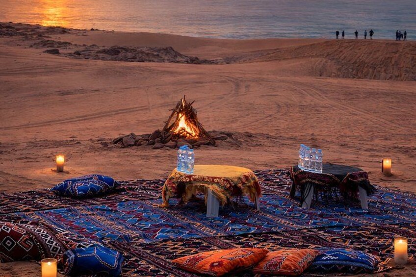 Campa con fuego, tienda de campaña y manta en el desierto. 3
