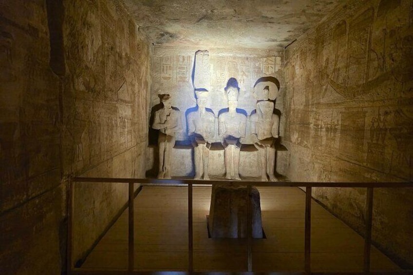 Un sarcophage orné de trois figures, situé dans un tombeau. 1