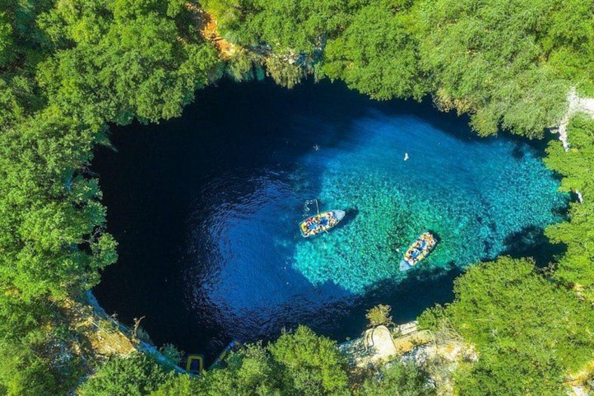 Une vue aérienne d’un lac d’un bleu profond, entouré d’une forêt verdoyante et dense. 3