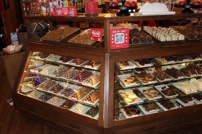 Een vitrine met diverse gebakjes en desserts. 3