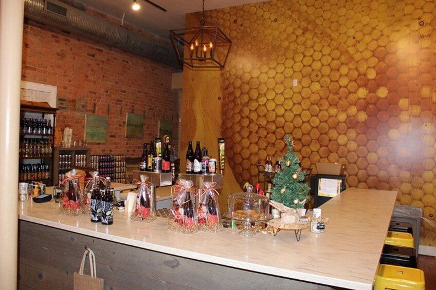 Een bar met een bakstenen muur, een houten muur met honingraatpatroon en een kerstboom. 4