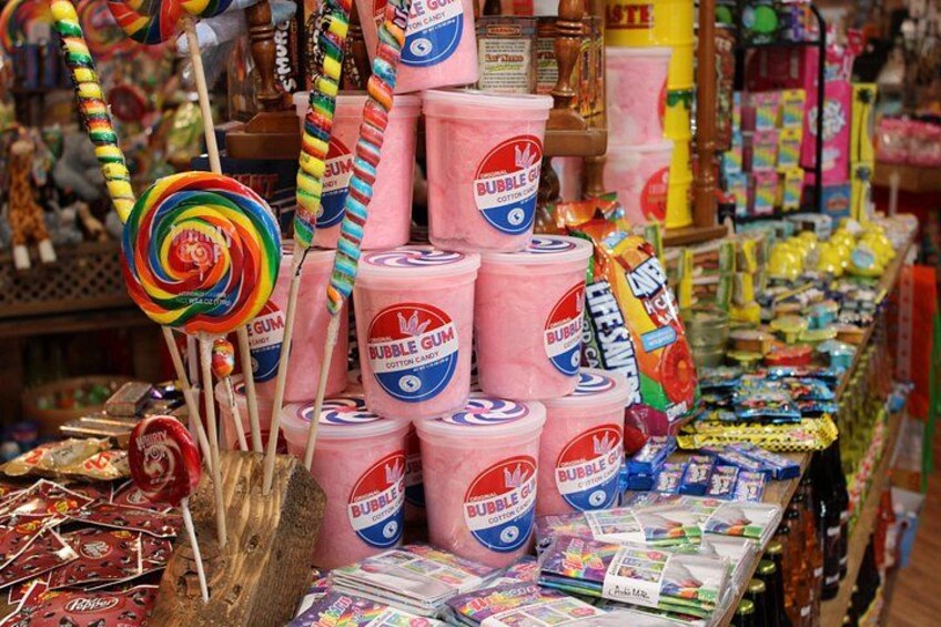 Een snoepwinkel vol kauwgom, lolly's en allerlei andere zoetigheden. 2