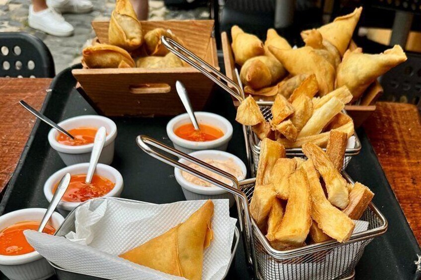 Ein Tablett mit Samosas und verschiedenen Dip-Saucen. 5