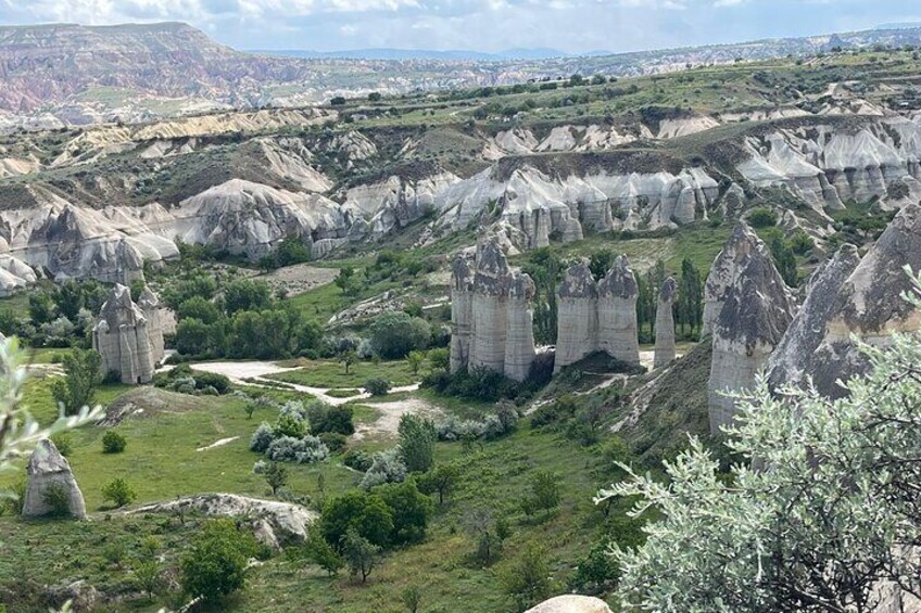 Un paisaje con formaciones rocosas particulares y un pequeño edificio. 2
