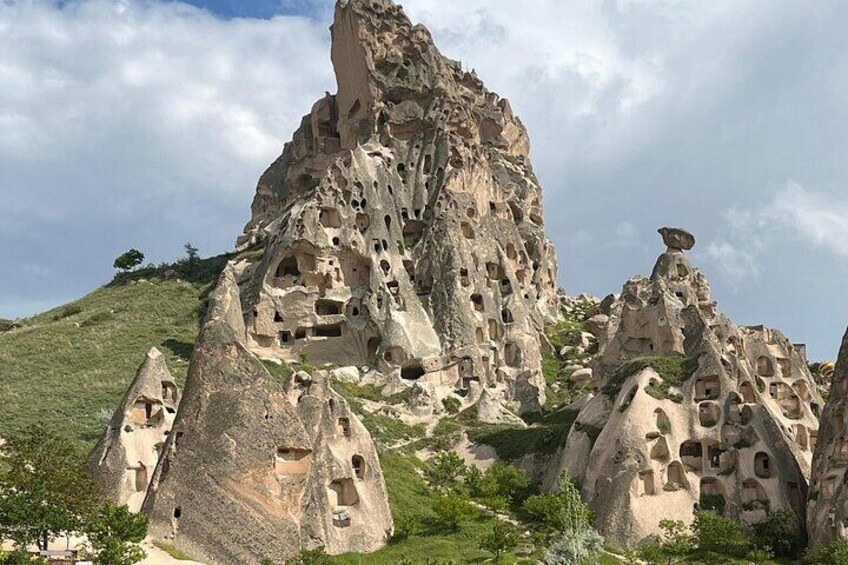 Un paisaje rocoso con numerosas viviendas excavadas en la ladera de la montaña. 3