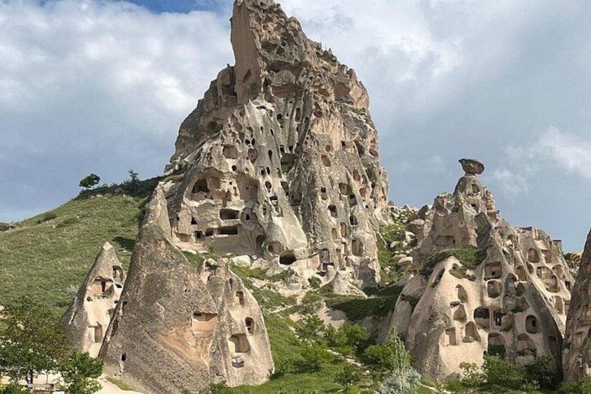 Un paysage rocheux parsemé de nombreuses habitations troglodytes creusées dans les falaises. 2