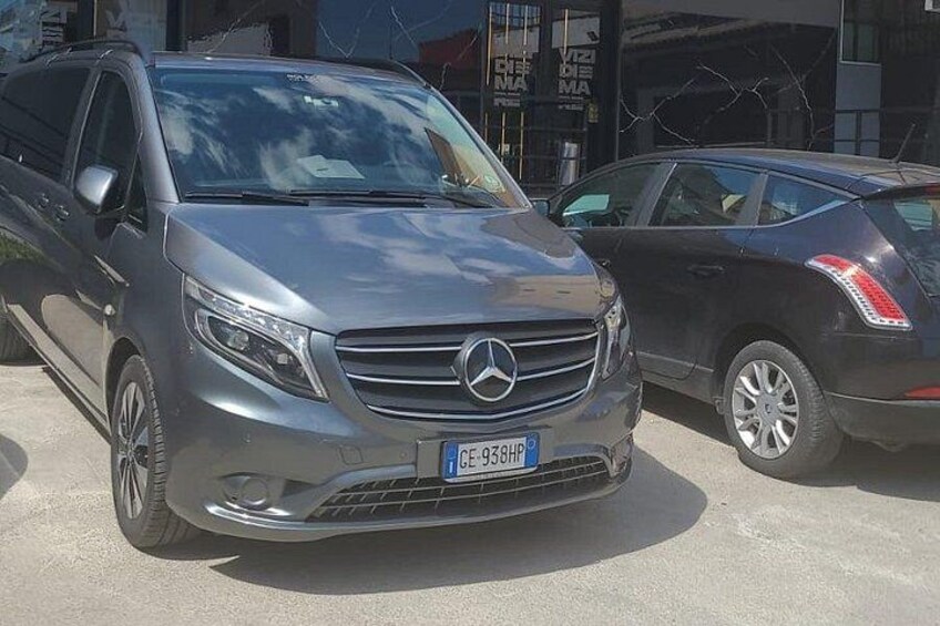 En sølvgrå Mercedes-Benz SUV holder parkeret på en støbt overflade med nummerpladen GE 938HP. 3