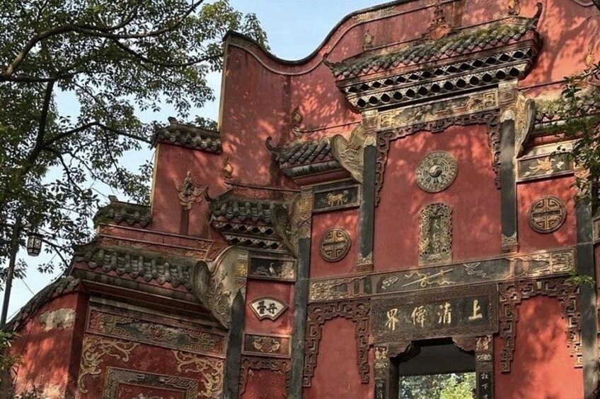 Een historisch gebouw met versieringen en inscripties. 4