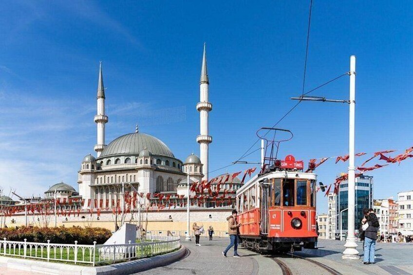 Een tram, een moskee met twee minaretten, en een modern gebouw. 4