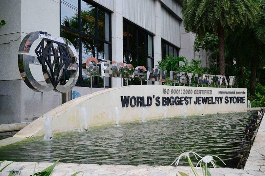 Una fuente con un cartel que dice 'WORLD'S BIGGEST JEWELRY STORE' y un logotipo encima. 2