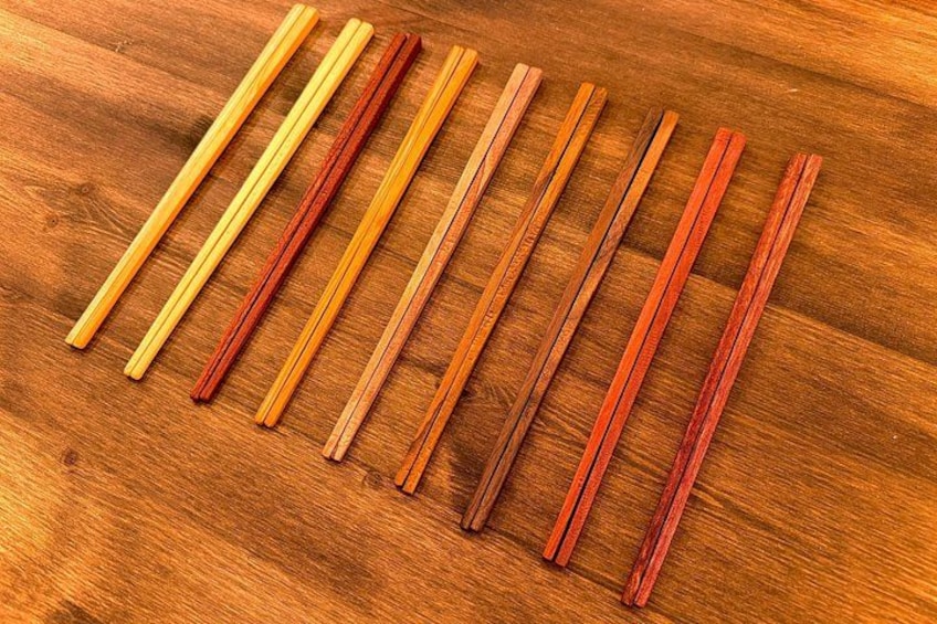Une paire de baguettes en bois disposée sur une surface en bois. 3
