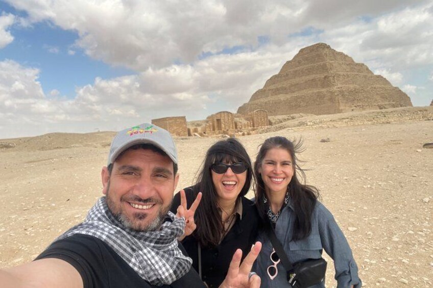 Tres personas tomándose un selfie con una pirámide al fondo. 2