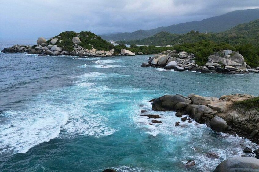 Un paisaje costero con afloramientos rocosos y aguas turquesas. 2