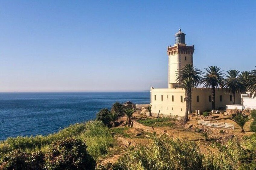 Un phare situé sur la côte, offrant une vue dégagée sur l’océan et les palmiers. 2