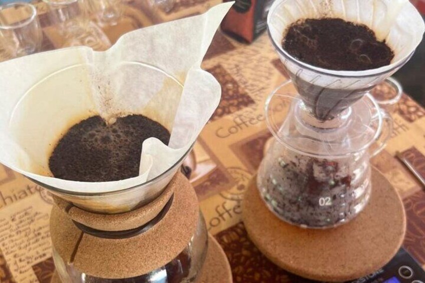 Due macchine da caffè con filtri di carta, una con caffè macinato e l’altra con filtro di carta. 2