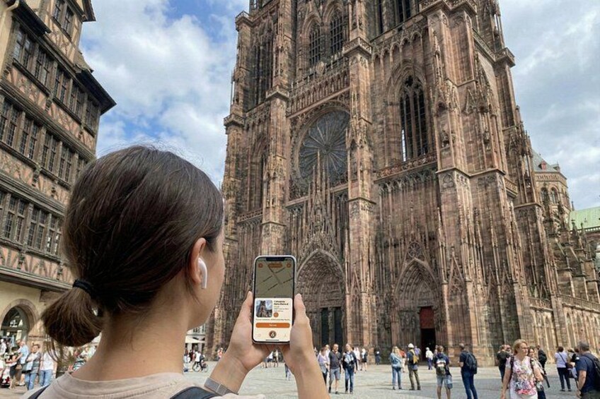 Une personne prend une photo d’une grande cathédrale à l’architecture complexe. 2