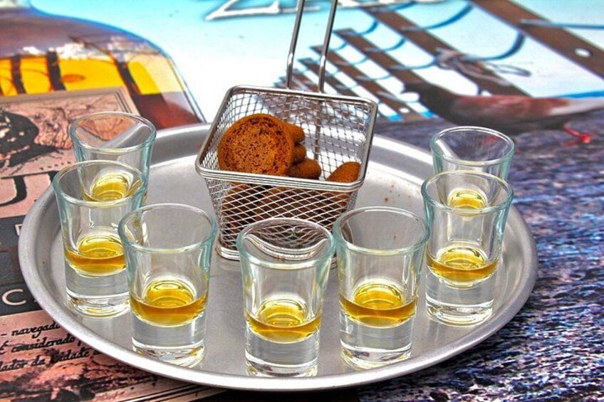 Una bandeja con vasos para shots y una cesta de galletas. 4