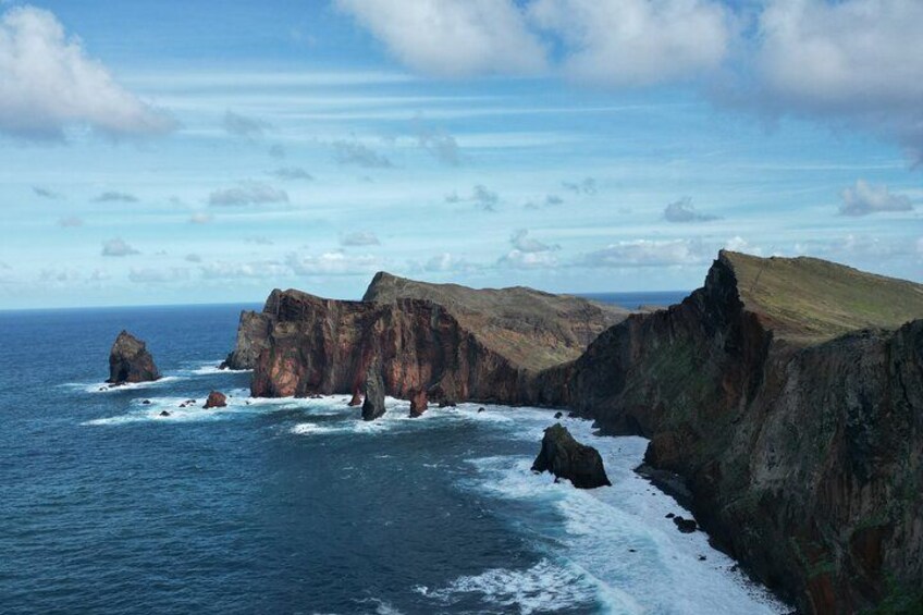 Un paisaje costero con acantilados rocosos y el océano. 3