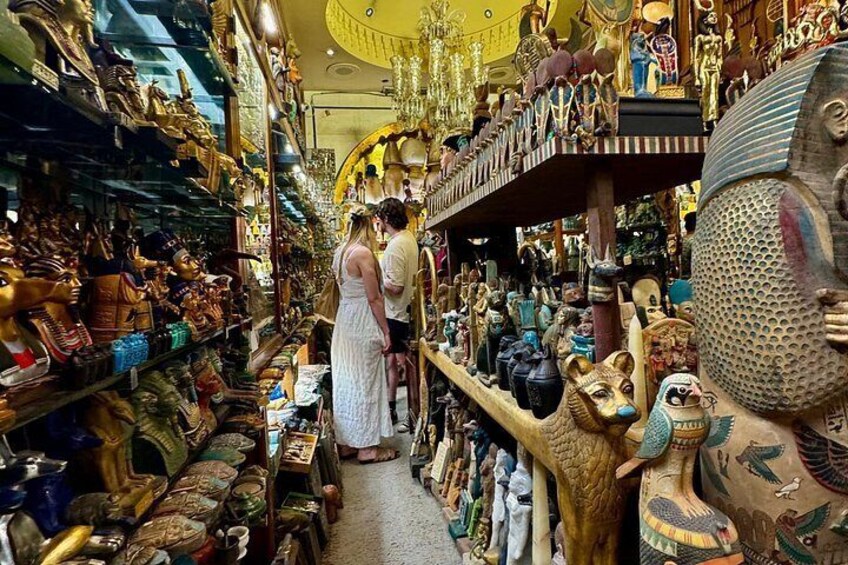 Un étroit couloir d’un marché, rempli de statues et de figurines de toutes sortes. 1