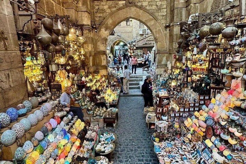 Un marché animé où l’on trouve de la poterie et de la céramique aux couleurs vives. 4