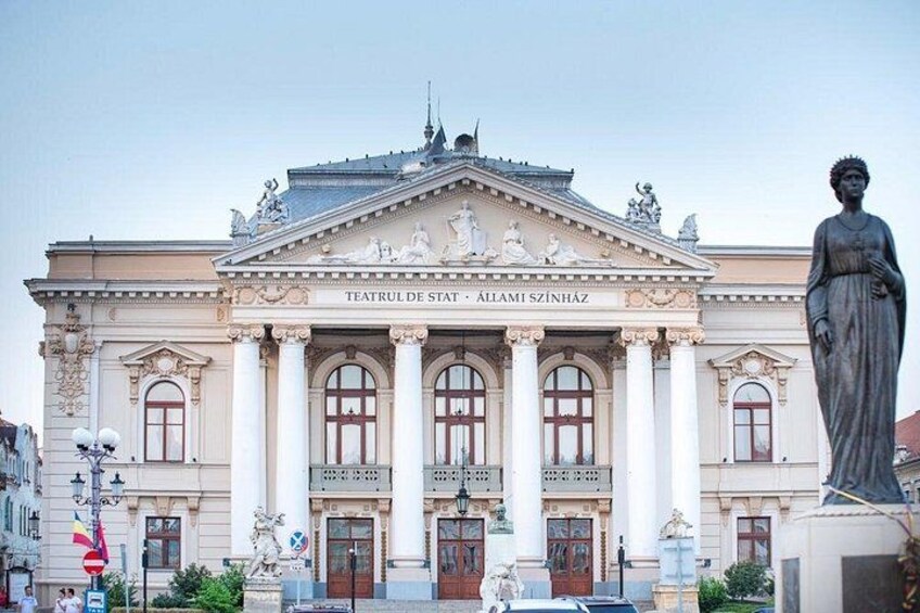 A neoclassical building with columns and statues, labeled 'Teatrul de Stat.' 5