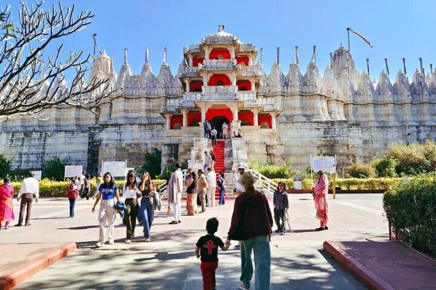 Un templo con una entrada roja y cúpulas blancas. 1
