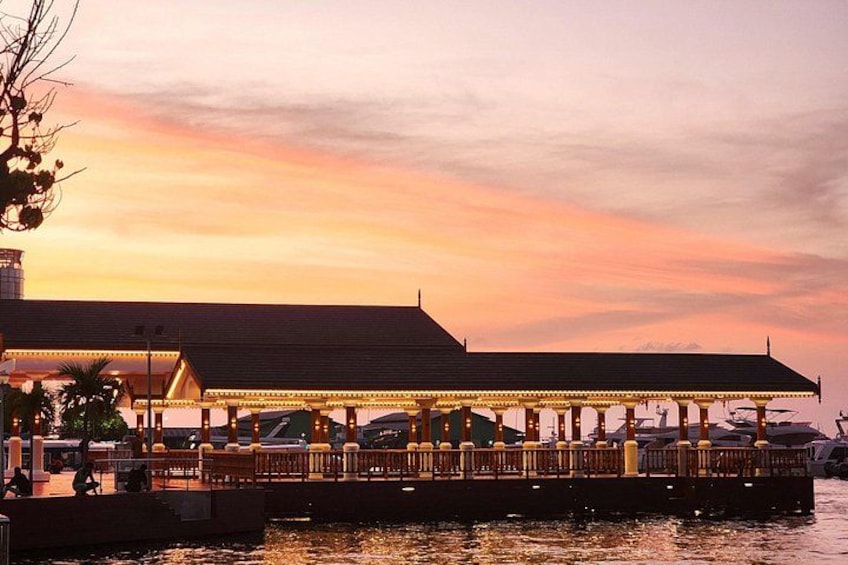 En restaurant ved vandet med en overdækket terrasse og både i baggrunden. 1