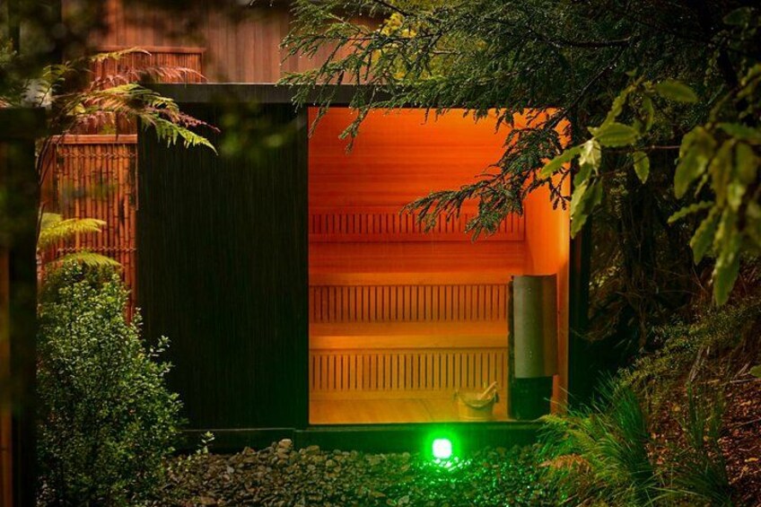 Une structure verte et orange, entourée de feuillage. 3