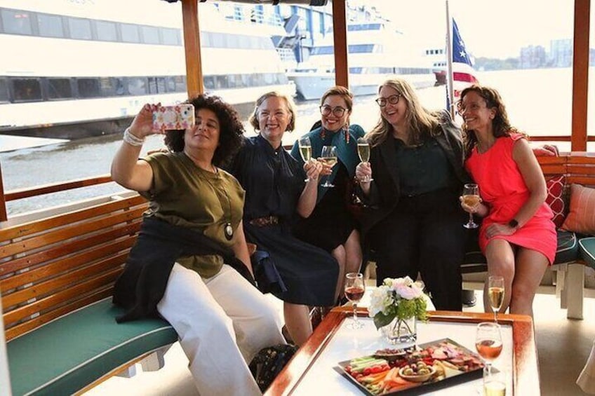 Een groep mensen op een boot met eten en drinken. 2