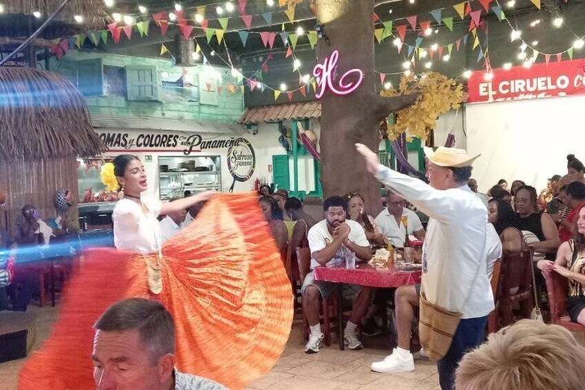 Straatoptreden met een danseres in een witte jurk en een man met een hoed. 4